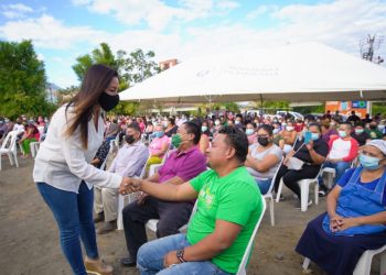 Ministra de Vivienda expone las primeras soluciones habitacionales a pobladores de la comunidad El Tanque
