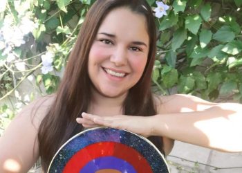 Conozca la historia de Diana Sotelo, artista salvadoreña en decoraciones con resina vegetal