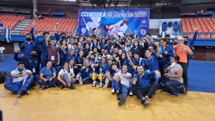La delegación nacional de karate do, se coronó campeona de la competición regional realizada en el país. Foto FSK