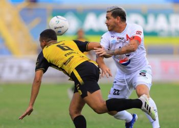 Alianza con apretado 1-0 despluma a los gallos en el Coloso de Monserrat