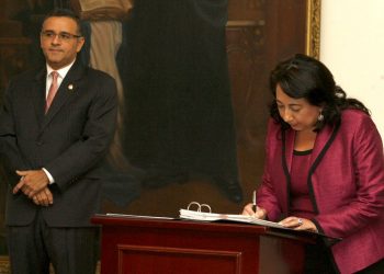 Yanci Urbina, expresidenta Defensoría, a comisión de sobresueldos