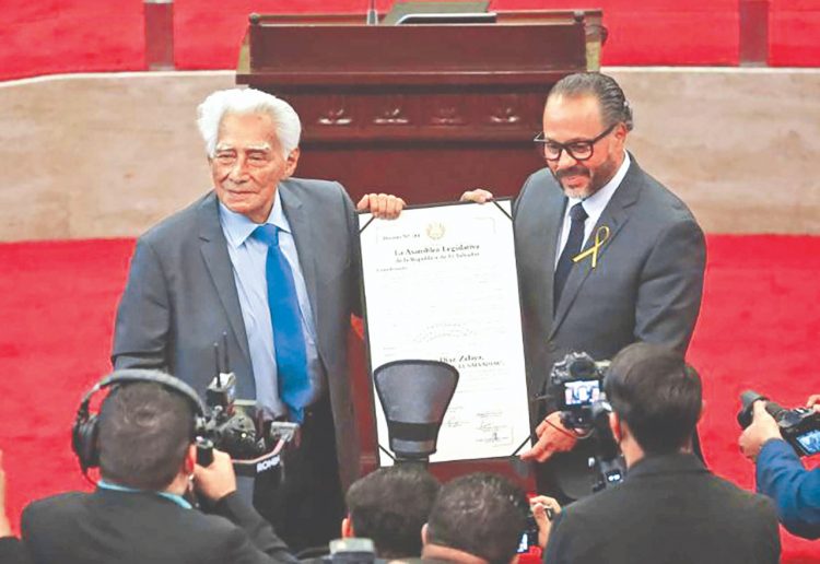 Plenaria
Los reconocimientos fueron
entregados en
la plenaria.