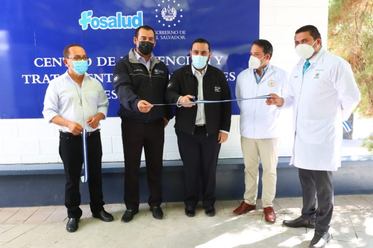 Autoridades del Salud ejecutan el corte de cinta que por inaugurado el CPTA en el municipio de Cuscatancingo. Foto: Fosalud.