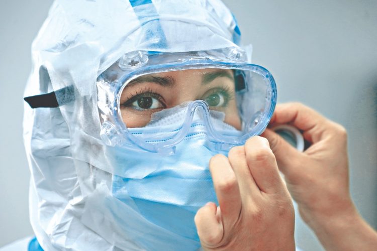 La doctora se prepara para ingresar al área de hospitalización de Hospital El Salvador. Foto: David Martínez.