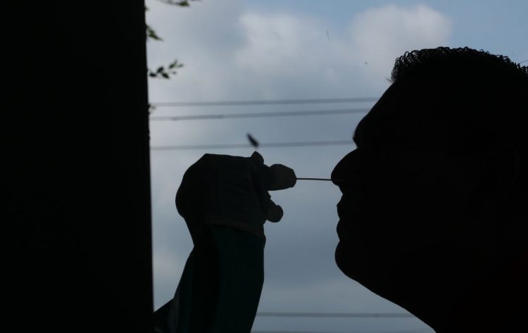 A través de los tamizajes, el Ministerio de Salud identifica los nuevos casos de la COVID-19 y puede dar tratamiento oportuno para prevenir complicaciones. Foto: Diario El Salvador.