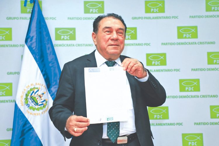 Reinaldo Carballo, diputado de la Asamblea Legislativa y secretario
general del PDC, impulsa diversas reformas.