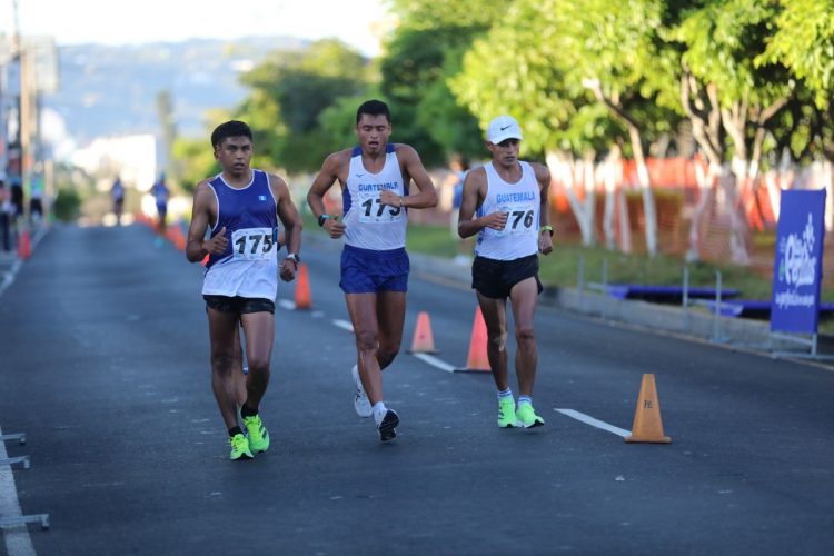 Erick Barrondo (c), de Guatemala, es flanqueado por sus compañeros José Ortiz y José Calel. Fotos Sofía Mazariego.