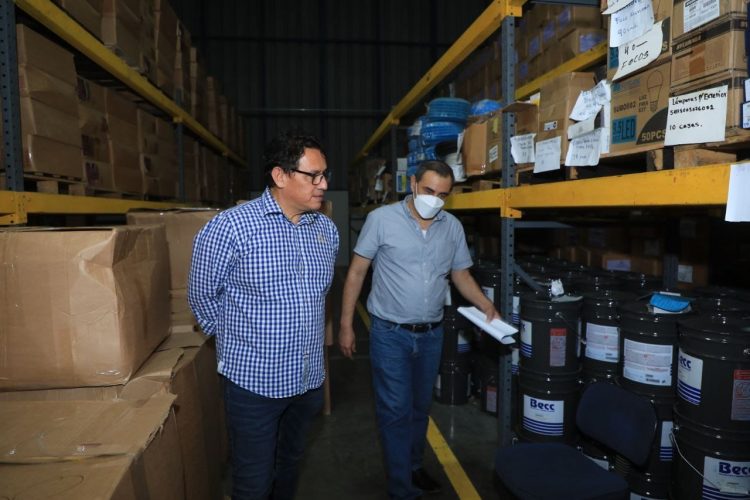 El ministro de Educación, Mauricio Pineda, verifica el material de bioseguridad e infraestructura que será distribuido en las escuelas. Foto / David Martínez