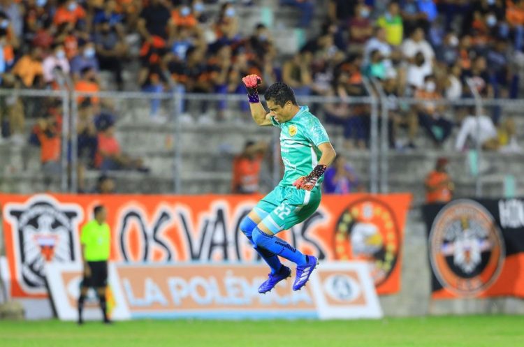 Meme González, arquero de Platense, festejó a lo grande el empate logrado a última hora ante Águila de 2-2. Foto Diego García