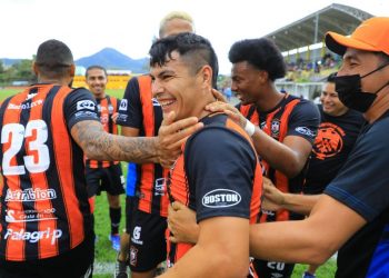 Alberto Castillo, entrenador de Águila: «No es justo que por 15 o 16 que se metieron borrachos se castigue a toda una afición» 