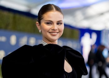 Selena Gomez se tropezó en la alfombra roja en SAG Awards 2022
