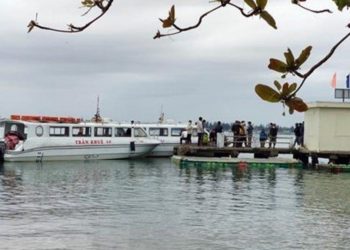 Trece muertos en el naufragio de un barco turístico en Vietnam