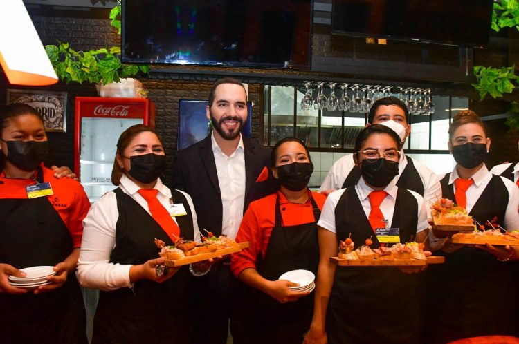 El presiente Nayib Bukele asistió a la inauguración de la nueva terminal aérea donde se abrieron nuevas fuentes de empleo en el país.