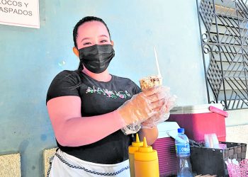 Joven emprende negocio para finalizar sus estudios