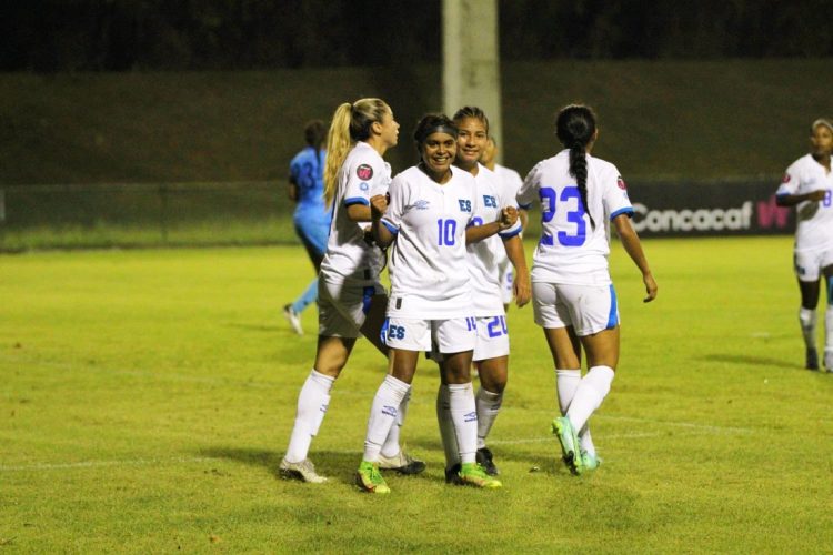 Brenda Cerén (10) volvió a ser determinante en la zona ofensiva de la femenina. Twitter: @LaSelecta_SLV