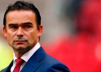 Ajax despide a su director deportivo, Marc Overmars, por mensajes inapropiados a mujeres en el club