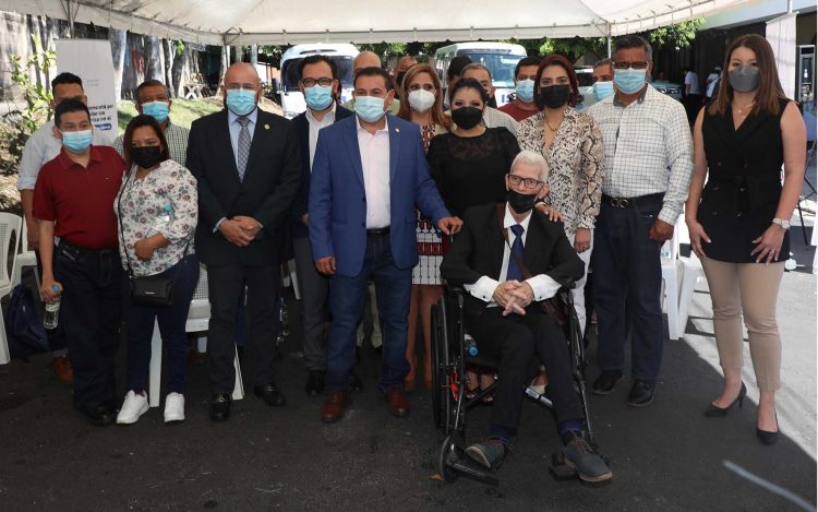 El ministro de Trabajo participó en la inserción de un grupo de personas con discapacidad, como parte del programa que impulsa la cartera que dirige. Foto: Lester Hernández.