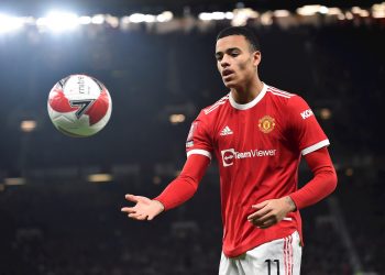 El futbolista inglés Mason Greenwood queda liberado bajo control judicial
