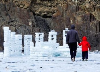 Un «mini coliseo» en bloques de hielo en Himalaya indio