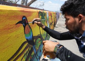 Artista muestra la cultura salvadoreña a través de los colores del Lempa