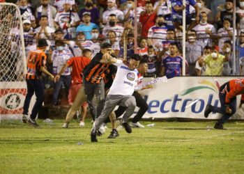 VIDEOS Y FOTOS | Aficionados de Firpo y Águila generaron desórdenes en el estadio Sergio Torres Rivera