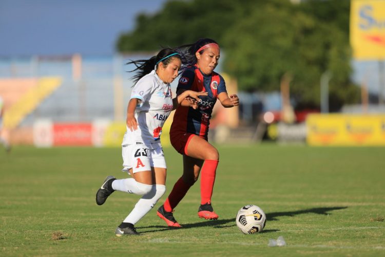 Paquidermas y tigrillas han sido protagonistas en los últimos torneos del fútbol femenino. Foto archivo