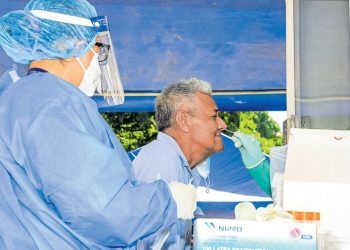 Acuden en familia a hacerse la prueba
