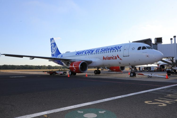 El avión Surf City, que realizó su primer vuelo el pasado 1 de febrero en su ruta San Salvador-Los Ángeles y viceversa, tendrá un periodo de vigencia de un año.