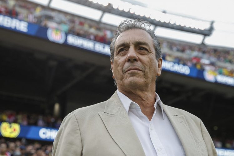 El entrenador en jefe de Chivas de Guadalajara, Tomás Boy, permanece al margen antes del partido de fútbol Superclásico 2019 contra el Club América el 8 de septiembre de 2019 en el estadio Soldier Field en Chicago, Illinois.. (Photo by KAMIL KRZACZYNSKI / AFP)