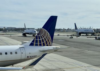 United Airlines permite que los empleados no vacunados regresen al trabajo