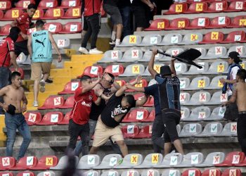 Restringen en México entrada de aficionados visitantes a estadios de fútbol por hechos de violencia en Querétaro