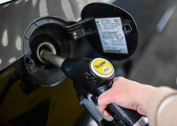 Bajan precios de petróleo y el gas debido al temor de un embargo europeo