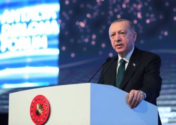 Presidente turco promete no regresar a refugiados a sus países de origen