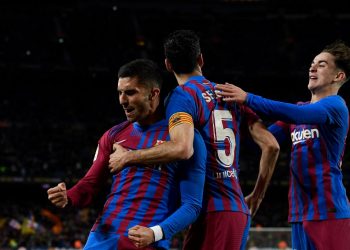El Barcelona golea a Osasuna y mantiene la tercera plaza