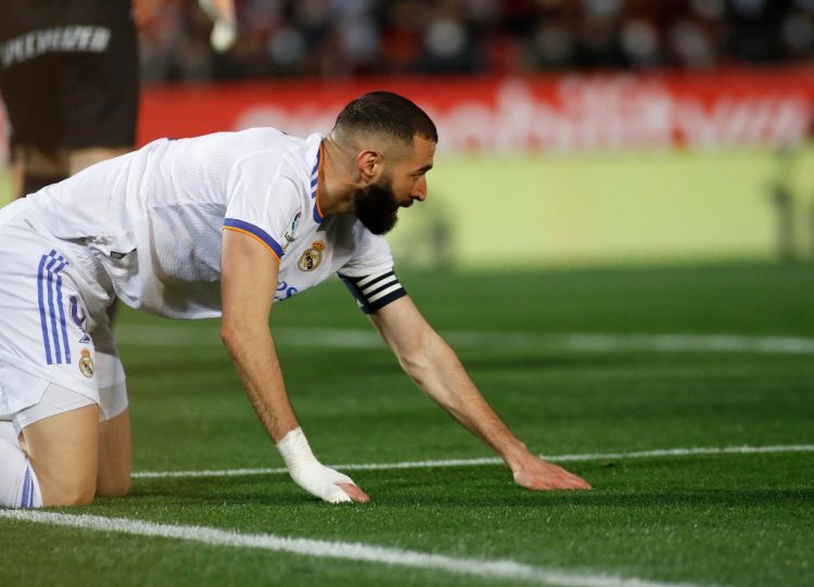 El delantero francés del Real Madrid, Karim Benzema, reacciona durante el partido de fútbol de la Liga española entre el RCD Mallorca y el Real Madrid CF en el estadio de Son Moix en Palma de Mallorca. (Photo by JAIME REINA / AFP)