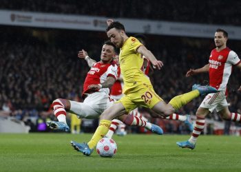 Liverpool gana 2-0 en visita a Arsenal y pisa los talones al Manchester City