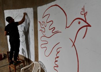 FOTOS: El artista que pinta murales con la sangre de los tatuados en Colombia
