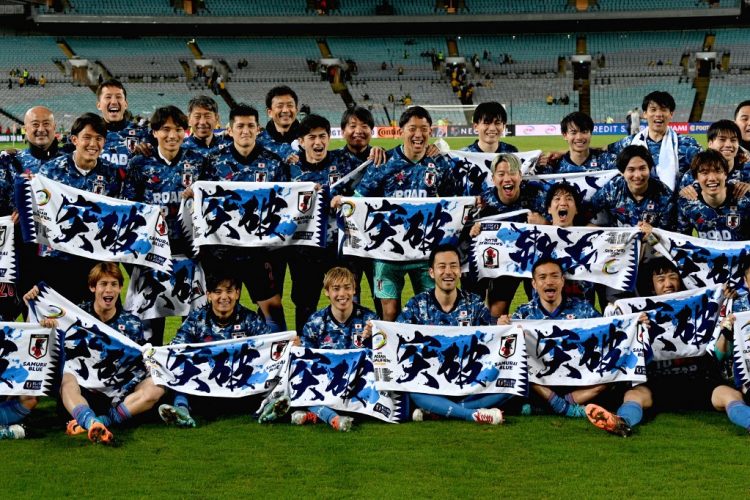 Los jugadores de Japón celebran su victoria en el partido de fútbol de clasificación del Grupo B de la zona asiática de la Copa Mundial de Qatar 2022 entre Australia y Japón en el Estadio Australia en Sydney. (Photo by SAEED KHAN / AFP)