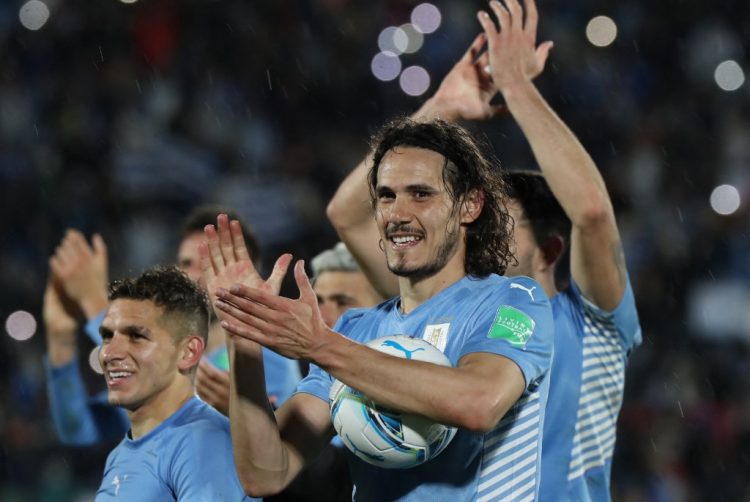 Edinson Cavani de Uruguay celebra después de derrotar a Perú durante el partido de fútbol de clasificación sudamericana para la Copa Mundial. (Photo by Raul MARTINEZ / POOL / AFP)