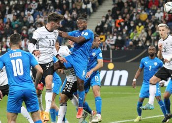 Detienen a aficionado por realizar saludo nazi en partido amistoso de Alemania contra Israel