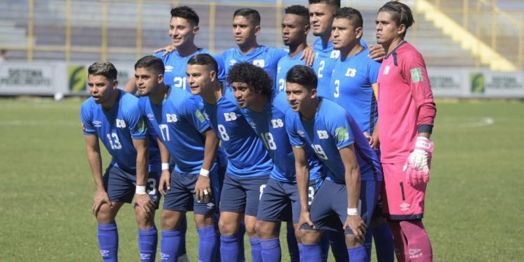 Los jugadores de El Salvador posan antes de su partido de fútbol clasificatorio de Concacaf para la Copa Mundial de la FIFA Qatar 2022 contra Costa Rica en el Estadio Cuscatlán. (Photo by MARVIN RECINOS / AFP)