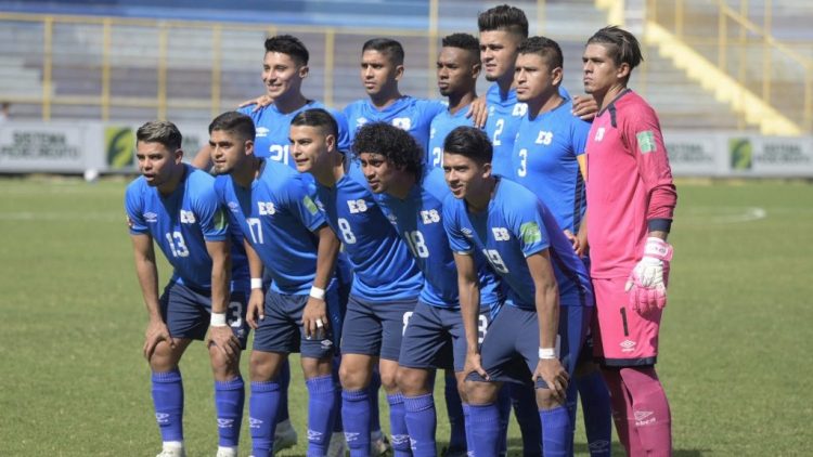 Los jugadores de El Salvador posan antes de su partido de fútbol clasificatorio de Concacaf para la Copa Mundial de la FIFA Qatar 2022 contra Costa Rica en el Estadio Cuscatlán. (Photo by MARVIN RECINOS / AFP)