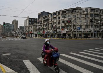 Confinada la mitad de la ciudad china de Shanghái por brote de covid-19