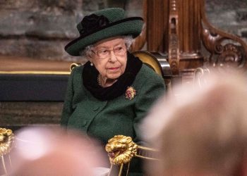 Reina Isabel II reaparece para homenaje a su difunto esposo tras sus problemas de salud