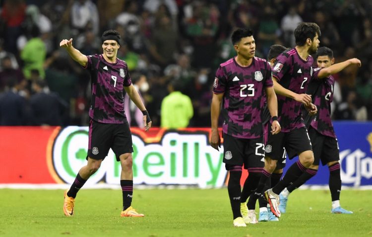 El mexicano Raúl Jiménez (L) celebra su gol contra El Salvador durante su partido clasificatorio para la Copa Mundial de la FIFA Concacaf en el estadio Azteca de la Ciudad de México. (Photo by ALFREDO ESTRELLA / AFP)