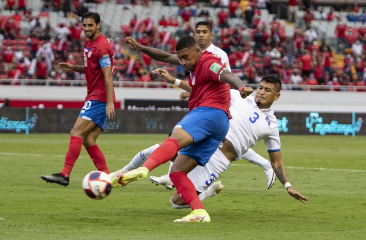 José Ortiz (L) de Costa Rica compite por el balón con Roberto Domínguez de El Salvador durante su partido clasificatorio de Concacaf para la Copa Mundial de la FIFA Catar 2022. (Photo by Ezequiel BECERRA / AFP)