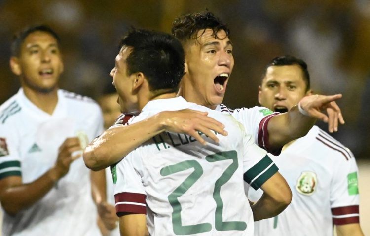 Héctor Moreno (C-R) de México celebra después de anotar contra El Salvador durante su partido de fútbol clasificatorio de Concacaf para la Copa Mundial de la FIFA Qatar 2020 en el Estadio Cuscatlán, en San Salvador, el 13 de octubre de 2021. (Photo by MARVIN RECINOS / AFP)