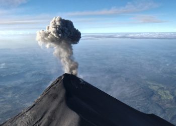 Volcán de Fuego incrementa actividad eruptiva en Guatemala
