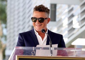 Alejandro Sanz recibe título de Hijo Predilecto de Andalucía antes de su visita a El Salvador
