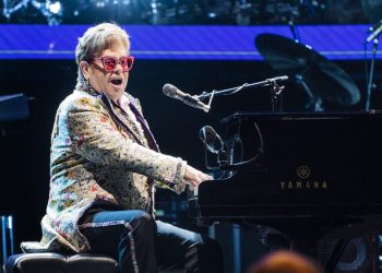 Elton John celebra 75 años de vida, éxitos y música